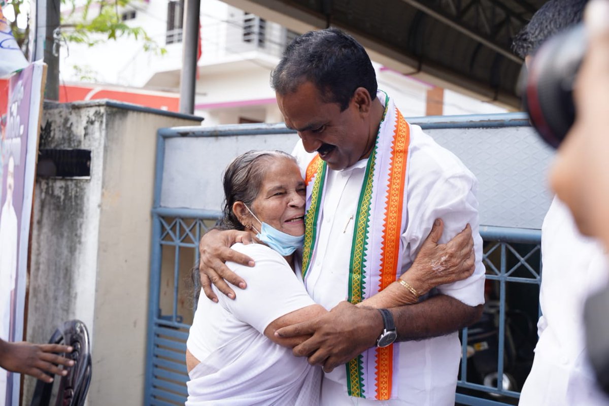 aluvamla's tweet photo. എടത്തല പഞ്ചായത്തിലെ പര്യടന വേളയിൽ.
#Edathala https://t.co/D4dsKfFDhE