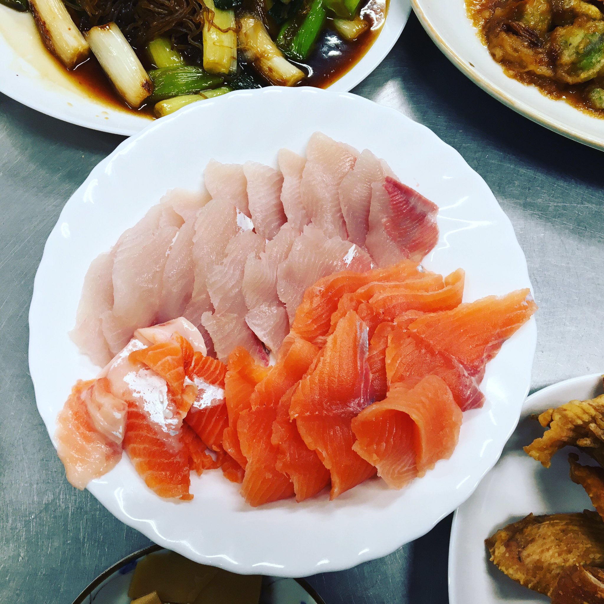 あづま養魚場 今日のまかない飯 イワナと赤の刺身 魚ごとに食感 油の乗りが違った 他のfishの食べ比べもしてみたい あづま養魚場 釣り堀 群馬観光 群馬 イワナ アクアリウム 養殖 食堂 草津温泉 伊香保温泉 箱島湧水 日本名水百選