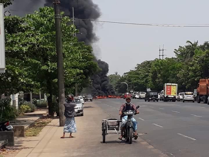 maytoekhine's tweet photo. Junta terrorists burning barricades, destroying civilians’ properties and opening live rounds. 6 civilians were abducted and 4 were injured in #Thuwanna, #Yangon.
#WhatsHappeningInMyanmar 
#Mar25Coup https://t.co/kxeoTiGKLr