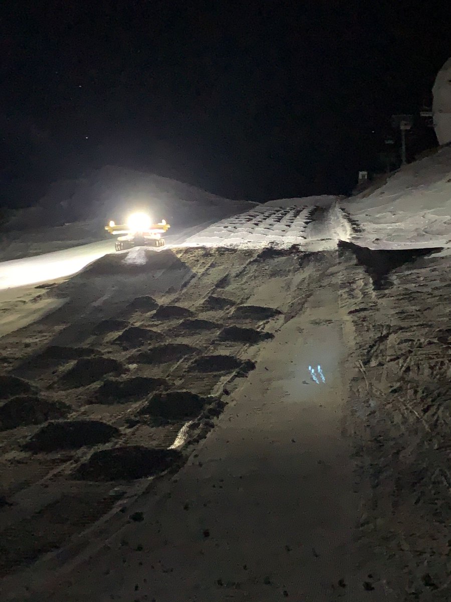 Mientras la ciudad duerme... 

PREVISIÓN 25/03/2021 #SierraNevada
⛷️75 km (1.200m desnivel)
🚡 12 remontes 
🌞 visibilidad total
❄️Polvo - polvo/dura
AFORO: 8.000 esquiadores 
ℹ️ sierranevada.es/partedenieve