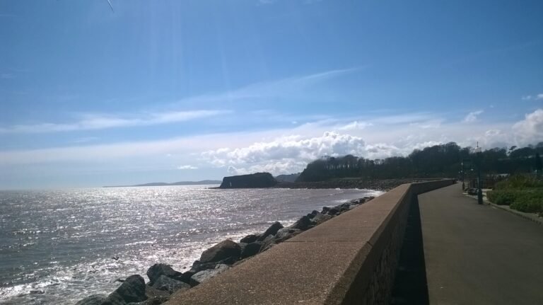 RJonTourUK's tweet photo. Devon is a stunning county in the West Country, it has a stunning coastline with many picturesque fishing villages and tourist resorts. The county also has Dartmoor and Exmoor for some great countryside for inland walking.

https://t.co/QOW1s4mrRY #earlybiz #Devon #staycation https://t.co/OyKVeHfcS5