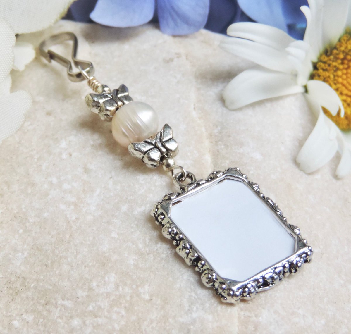 smilingbluedog's tweet photo. Wedding bouquet photo charm. Butterflies bridal bouquet charm with pearl. Memorial picture. Bridal shower gift. In memory of. https://t.co/1WaVhUQ1IJ @Etsy #etsyweddings #selfemployedlife #etsymntt #epiconetsy #bizrt #bridal #shower #bouquet #etsyfinds #makeitmeaningful #gift https://t.co/9YKJ7nNX4D