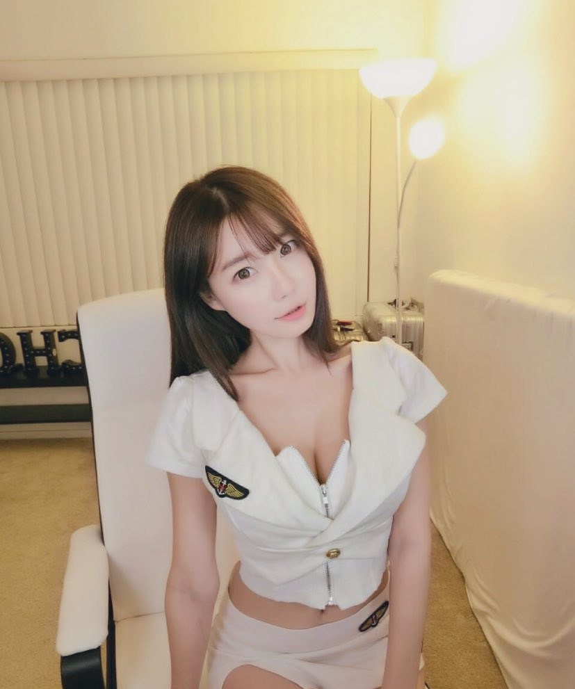 Grid_0625's tweet photo. 喜歡空姐板格格嘛～
可以向哥哥們申請出戰嘛🤪🤪
想要我穿這樣約會的
就趕快私訊我呦❤️
想看更辣的照片就動動小手
轉推分享按愛心🧡
格格愛你們呦😘
#格格 #空姐制服 #王牌飛行員 
#外約 #約愛 #一日女友 https://t.co/STkFLWI9i3