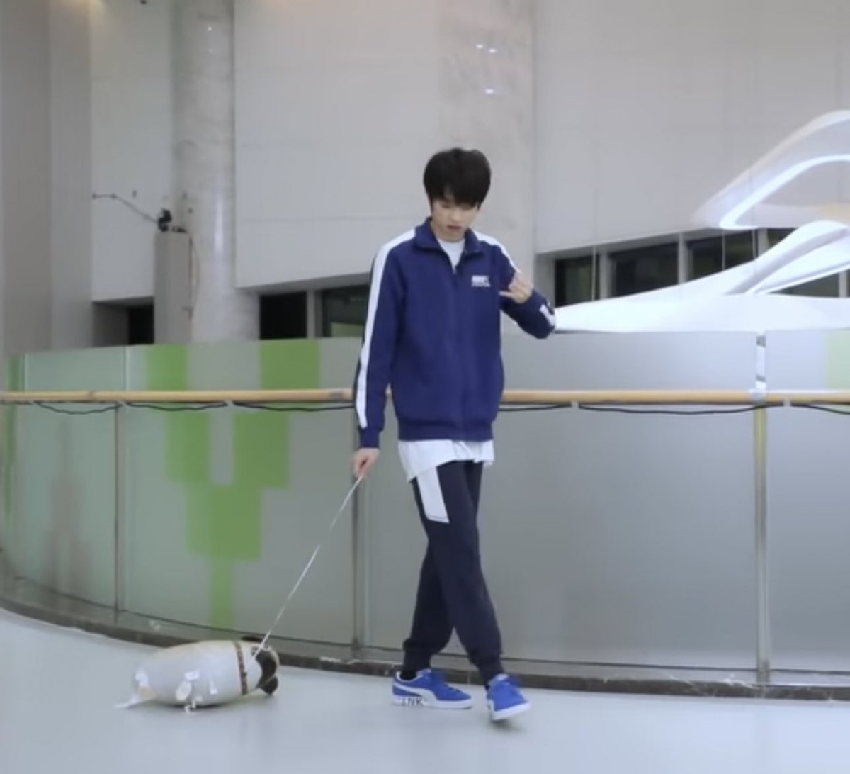 _moon_tsuki's tweet photo. どうしよう...もう林墨がツボすぎてvlog終始笑ってたし取り憑かれてしまった🤦♀️
私この手のタイプにめっぽう弱いからなぁ...
これで爆イケなパフォーマンス見せられたら本当にどうにかなってしまうって
#創造営2021 #LinMo #林墨 #LinMoVLOG https://t.co/cwG5j4k3RF