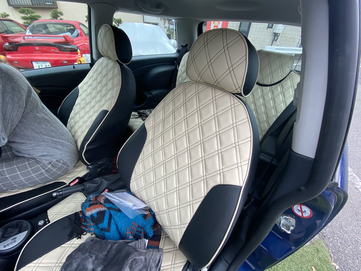 おぽぽすたいる Frp製品 鈑金塗装 大体シートカバー取付は深爪しちゃいます 笑 最近 海外カスタム動画でカバーの内側にシリコンスプレーを吹いてから被せると楽だと知りました 試してみたいです 笑