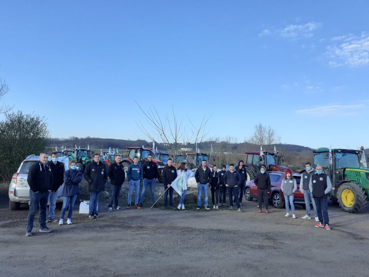 Fdsea43's tweet photo. FDSEA/JA : En direct de Lempdes sur Allagnon pour le départ pour la manifestation sur la place de Jaude à  Clermont-Ferrand 
Plus de 120 agriculteurs et 30 tracteurs de la Haute-loire 
Nous voulons :
 #loiEGAlim #Agriculture #Onvousnourrit #PAC
#FDSEA43 #JA43 https://t.co/QCe1jysMni