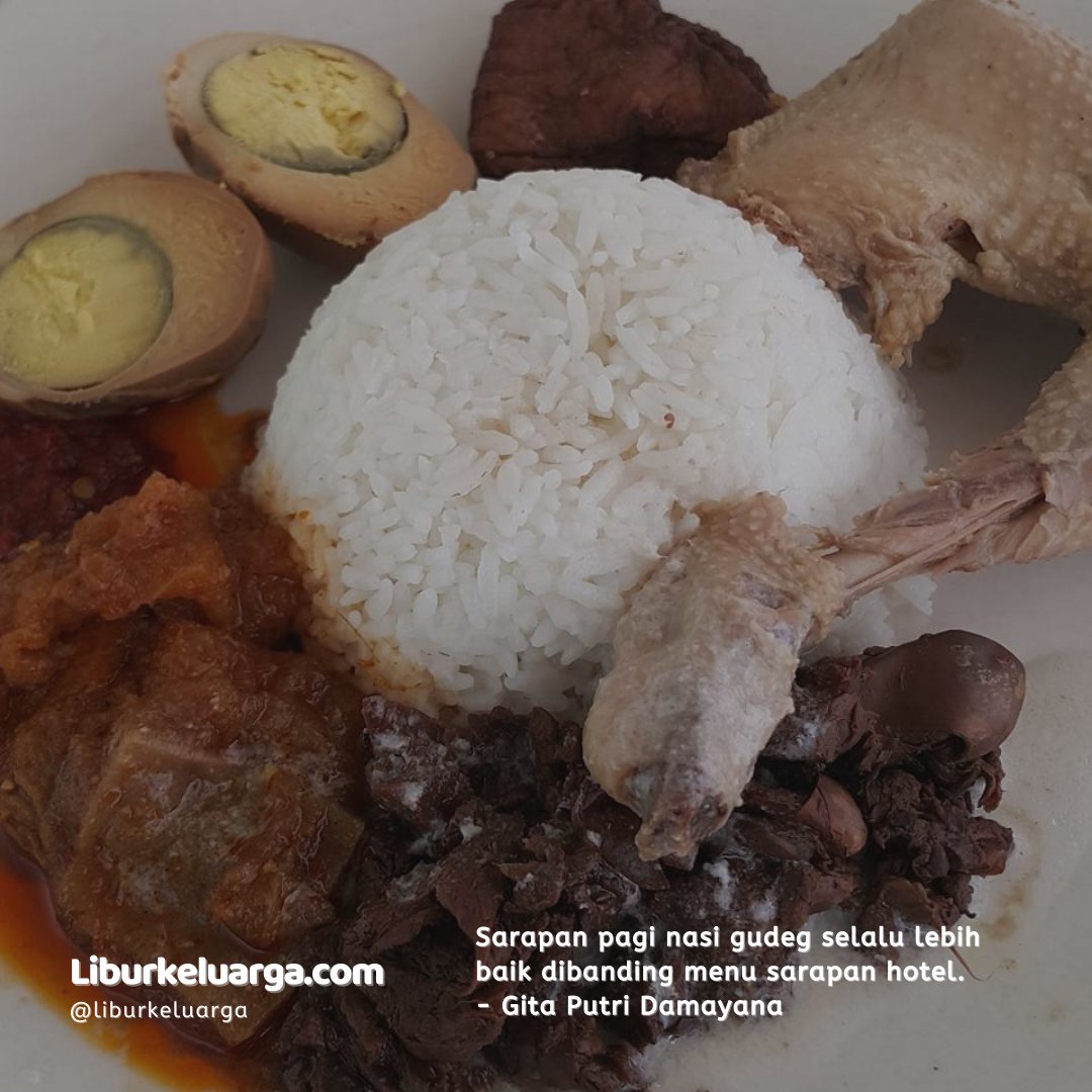 Ide untuk sarapan pagi nasi gudeg panas lengkap selalu lebih baik dibanding menu sarapan hotel manapun di Yogya. Bagi mereka yang memiliki keterbatasan waktu berbelanja oleh-oleh dan batik, cukup mampir di Mirota Malioboro. Setuju?

#Yogyakarta #kuliner