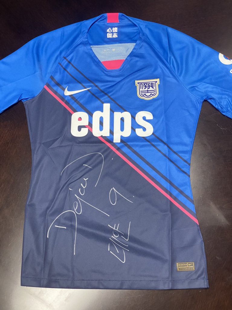 BackheelMedia's tweet photo. ⚽ 𝗞𝗜𝗧 𝗚𝗜𝗩𝗘𝗔𝗪𝗔𝗬! 🇭🇰

💙 Want to win this signed Dejan Damjanović Kitchee SC shirt?

1⃣ RT + like this
2⃣ Follow @BackheelMedia 
3⃣ Tag a football-crazy mate in the comments below ⤵️

@Boske9 | #WeAreKitchee | #志在堅持 https://t.co/pXKVjbtQfT