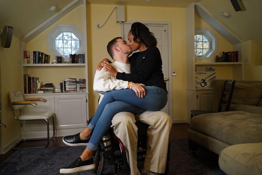 Comment aimer quand la situation de handicap rend la vie moins "normale", quand la solitude pend plus au nez qu'à d'autres et que les préjugés ne viennent rien arranger ? Elisa, en fauteuil roulant, et Julien, devenu non voyant à 27 ans, racontent. franceculture.fr/emissions/les-…