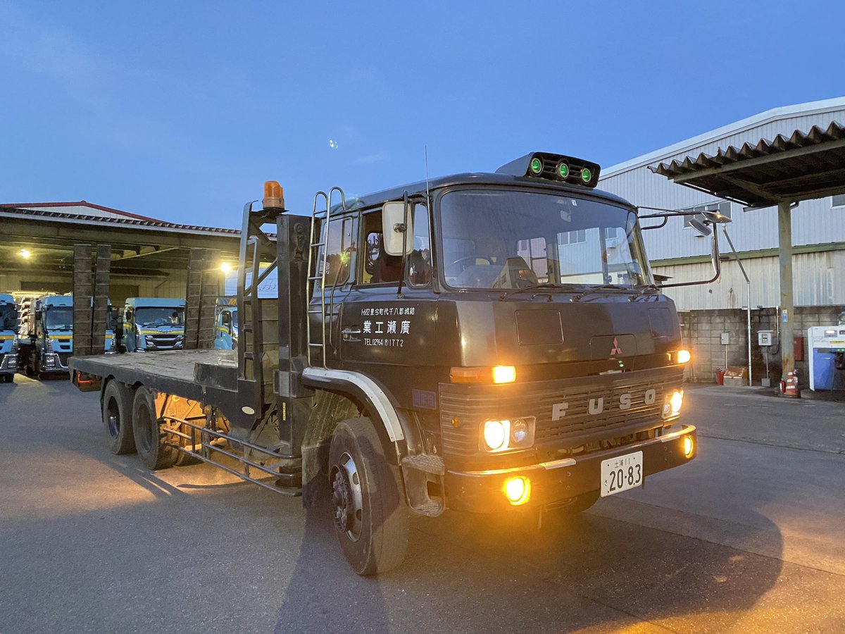ミヤタグループ 茨城県結城市 協力業者が乗って来た重機回送車です 新車からずっと大切に乗っており程度も抜群です まるで機動戦士ガンダムのトラックですね 解体 トラック ガンダム