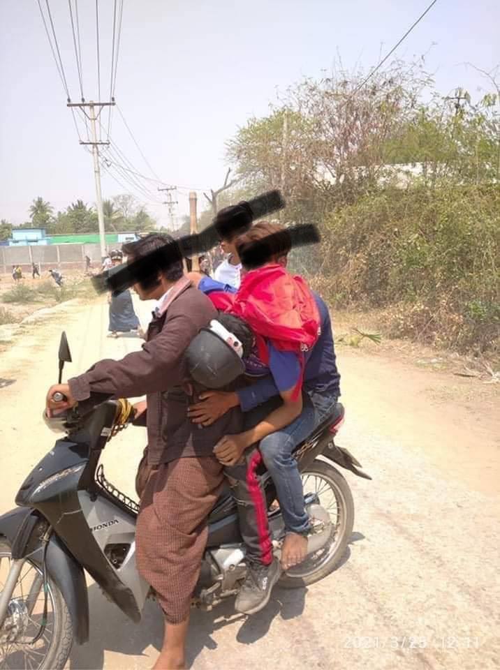 BoRam10220's tweet photo. Happened at Khin Oo city, Sagaing Region. Junta(SAC) shot continuously( around 100 open fires), 3 civilians have seriously injured and they are also raiding houses.
STOP ABDUCTIONS
#Mar25Coup
#WhatsHappeningInMyanmar
#InternetShutdown https://t.co/70CpjMVkvy