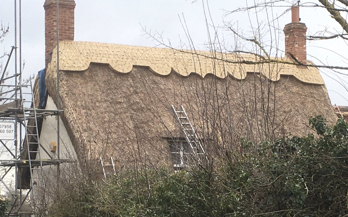LdthatchingLee's tweet photo. Coming to the end of a long straw reridge. #ldthatching #masterthatcher #ruralcraft #thatching #essex #longstraw #thatcher https://t.co/6XtIq9kiN3