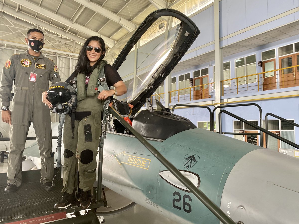 meutya_hafid's tweet photo. Terbang ke Hatimu. #F16JetFighter https://t.co/crSOLHT6tX