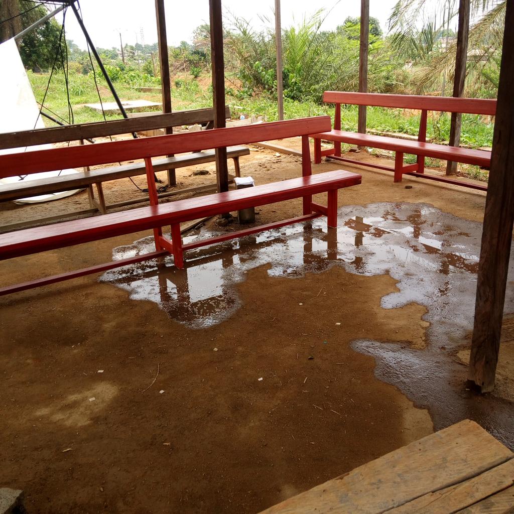 ElvadasKengne's tweet photo. M. @DrManaouda, vous avez visiblement bien reçu mon précédent message...
Désormais les volontaires pour le #TestCovid19 ont au moins où s'asseoir à #Logbaba. 
Bonne réactivité @MinsanteCMR
04 bancs, c'est déjà mieux que les morceaux de parpaings https://t.co/c2veXRkayV