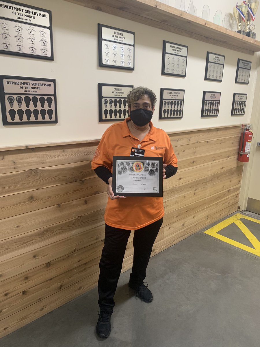 Associate Tammy celebrating 6yrs today! Congrats on your THD anniversary ma’am🥳🥳🥳! <a href="/Katie_DEM_D261/">Katie Underwood</a>