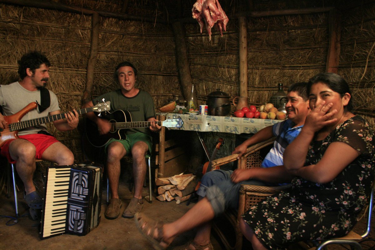 araucaniaav's tweet photo. HOY jueves: 
17:30
Muestra Filmoteca
Presentación serie “Los niños del agua” J.Penroz
documentales
Urbanamente rural, 10 años @juanjomontecino Escaleras/Julio Esteban 
Repocura, camino de Piedra/Pablo Obreque
21:00
estreno “Maestros del Sonido”
Direc. P.Magallanes/S. Arriagada https://t.co/2PpxQFYGZy