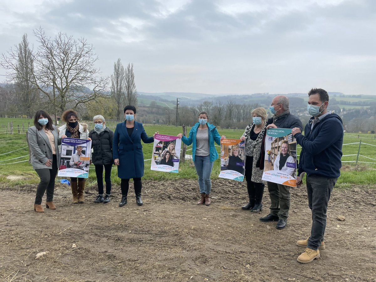 CARCThierry's tweet photo. Ce matin la #chevrerie de la Dhuys est devenue le 100e adhérent de https://t.co/t3zmDFyYlp 🎉 l’occasion de signer le contrat dans l’étable des #chèvres 🐐avec le president Haÿ, Mme Gabriel élue à l’#agriculture et @GVaude élue au #numérique #ClickandCollect #soutien #commerces https://t.co/cHy9GiWzg8