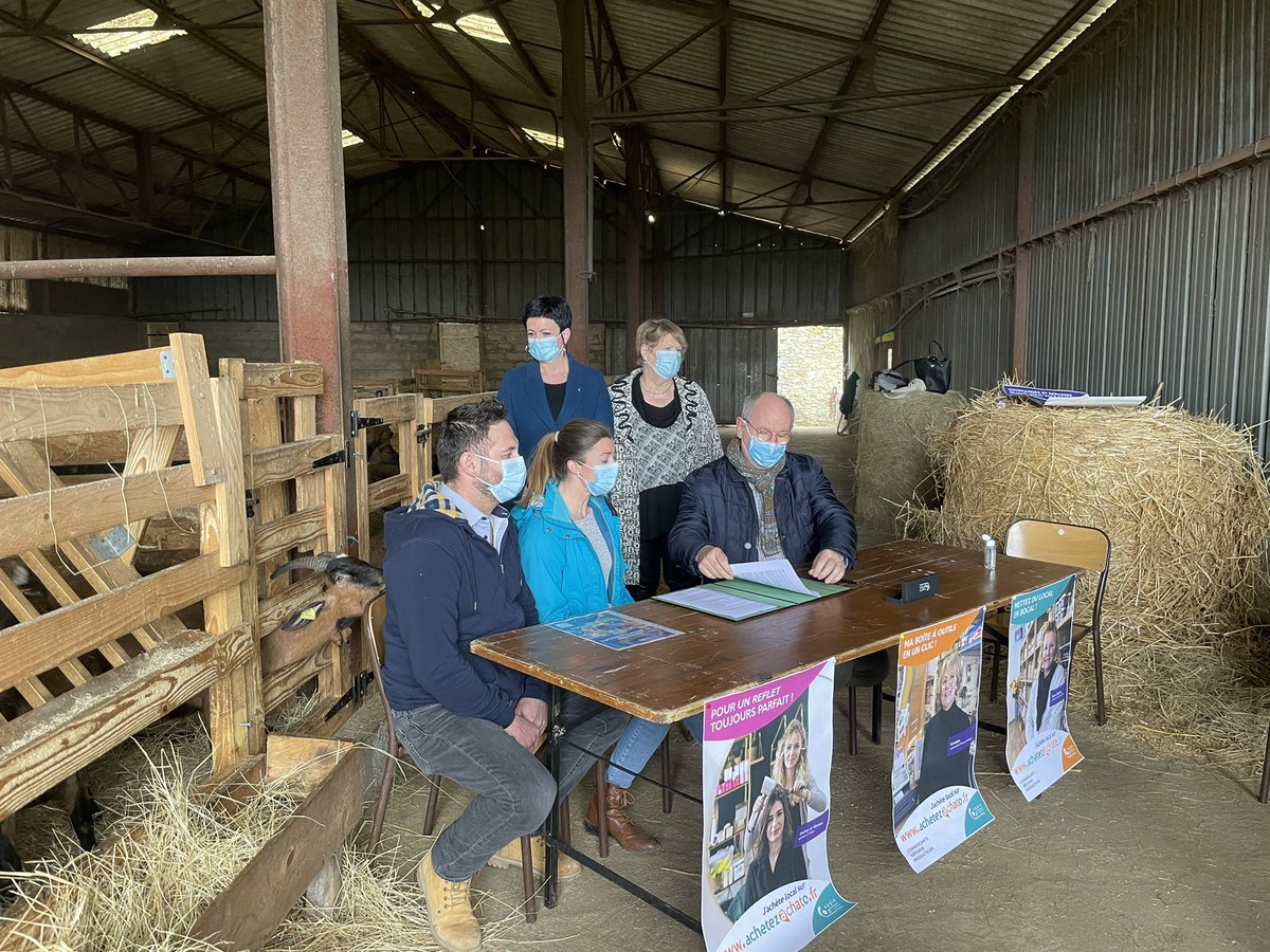 CARCThierry's tweet photo. Ce matin la #chevrerie de la Dhuys est devenue le 100e adhérent de https://t.co/t3zmDFyYlp 🎉 l’occasion de signer le contrat dans l’étable des #chèvres 🐐avec le president Haÿ, Mme Gabriel élue à l’#agriculture et @GVaude élue au #numérique #ClickandCollect #soutien #commerces https://t.co/cHy9GiWzg8