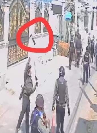 Photo evidences showing that myanmar security forces throwing molotov to the public houses, happened today at Shan State. Min Aung Hlaing's armed forces also killed 5 peaceful protestors  in the same township today. <a href="/RapporteurUn/">UN Special Rapporteur Tom Andrews</a> <a href="/UNinMyanmar/">United Nations in Myanmar</a> #WhatsHappeningInMyanmar