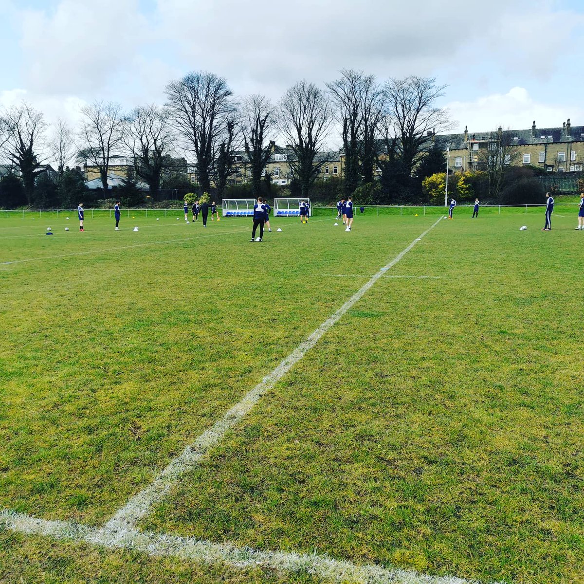 GavaffersGavin's tweet photo. Brilliant morning with our 1st year scholars watching the #1stteam training making notes for their #education then onto training ourselves. #alloneclub #academyfootball @snichol62 @DannyW_88 @FCHTOnline @FCHTAcademy https://t.co/efyPXsQq6Z