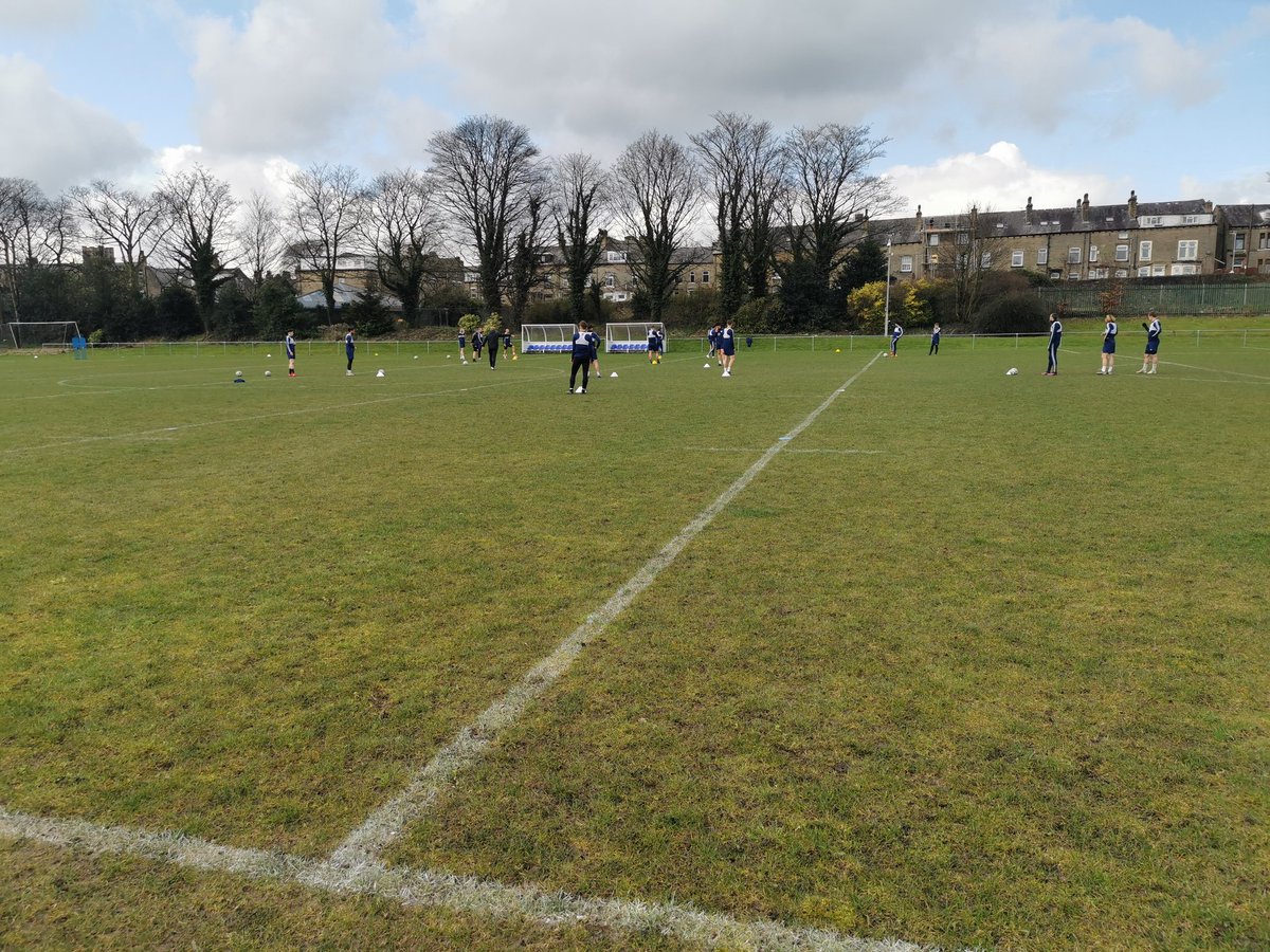 GavaffersGavin's tweet photo. Brilliant morning with our 1st year scholars watching the #1stteam training making notes for their #education then onto training ourselves. #alloneclub #academyfootball @snichol62 @DannyW_88 @FCHTOnline @FCHTAcademy https://t.co/efyPXsQq6Z