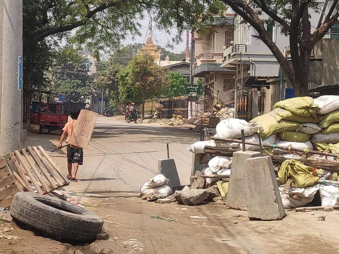 SaveMyanmar01's tweet photo. This little kid was preparing barricades in order to prevent Junta from destroying them.

He only has a thin piece of wooden shield that says “ UN “

We all are waiting for international help yet they are hesitating 

We only have each other to protect #WhatsHappeningInMyanmar https://t.co/nS4Yf5nLPy