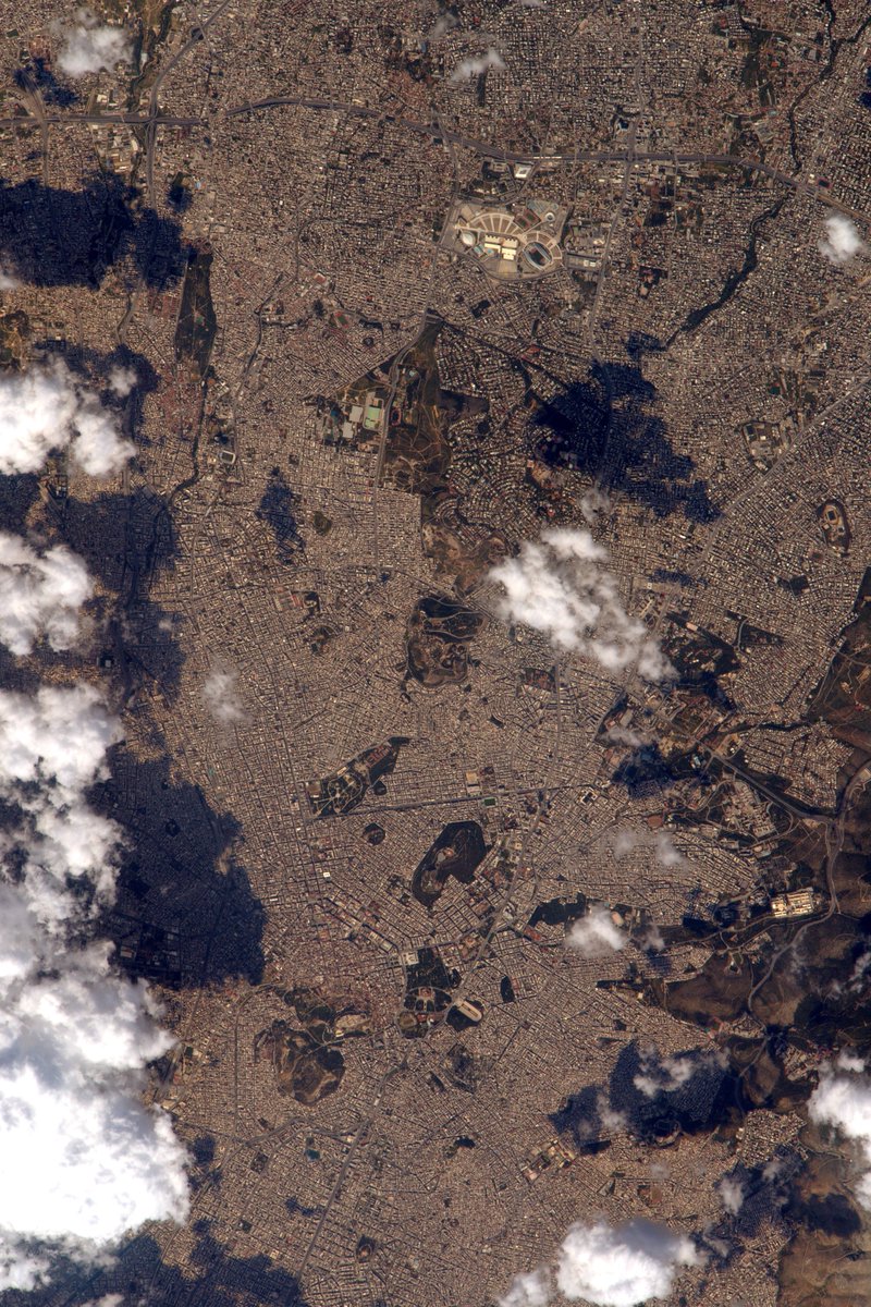Thom_astro's tweet photo. A picture of the capital and its airport to celebrate #Greece200years 🇬🇷. You can see the Acropolis with its sanctuary of Artemis Brauroni in this picture. #Artemis is the Greek goddess that @NASA named its Moon programme after! Μακάρι μια μέρα να δούμε κι Έλληνες αστροναύτες! https://t.co/jxHD2MvM0G