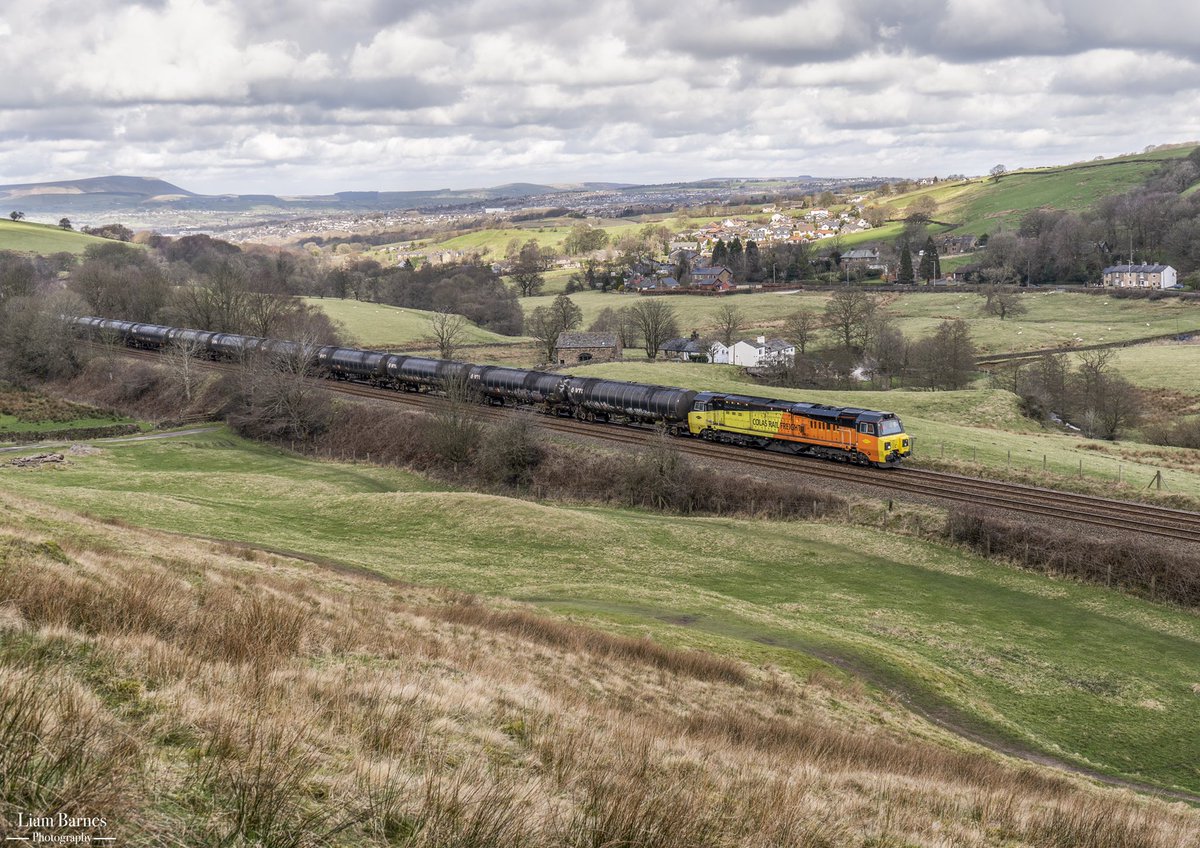 LiamBarnesPhoto's tweet photo. A fresh, Spring morning in the Parish of Cliviger today. 

Class 70 817 ascends past Bridge End Barn towards Holme Chapel with the empty bitumen tanks...

@ColasRailUK @RAIL #cliviger #burnley #freight #railway https://t.co/fvLYz8f4lT