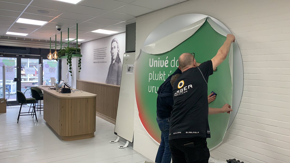 CANconcepts's tweet image. Er wordt in Schoonhoven hard gewerkt aan de eerste Univé club store. Vandaag de communicatie toevoegen aan het interieur. #omber #fotobehang #communicatie