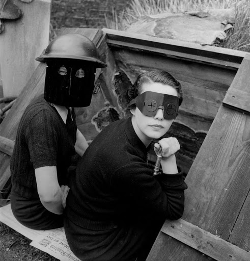 @fiandshoegaze There are so many fantastic images to choose from, but this was the course that introduced me to Lee Miller's photographic world and that is something I will forever treasure 🖤

#leemiller, 'Fire Masks' (1941)