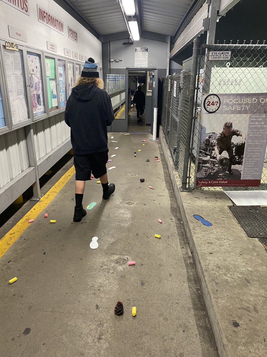 cerritospreload's tweet photo. Be aware of your surroundings and Watch your step UPS fam! ππ#BeCareful #BeCautious #LookBeforeYouStep #StaySafe @MaryMar16651246 https://t.co/jksnj5sp6I
