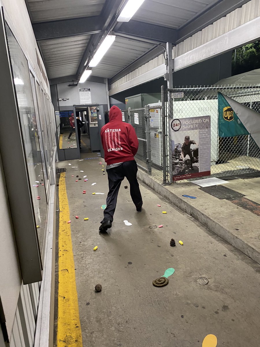 cerritospreload's tweet photo. Be aware of your surroundings and Watch your step UPS fam! ππ#BeCareful #BeCautious #LookBeforeYouStep #StaySafe @MaryMar16651246 https://t.co/jksnj5sp6I