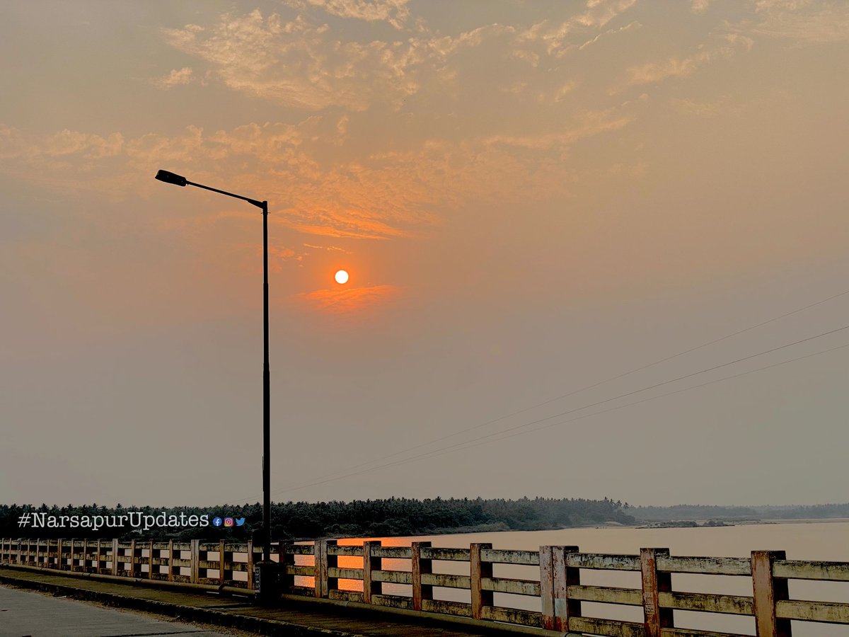 Narsapurupdates's tweet photo. Evening sun at chinchinada bridge 🧡
.
📸 : @jyothsna.yerramsetti
.
.
Use hashtag #NarsapurUpdates to get feature.
.
.
.
.
#AndhraPradesh #WestGodavari #india
#incredibleindia #indiantraveller #eveningride #evening #sunsetlover #sunsettimes #sunsets_captures #eveningsky https://t.co/iw2SgbGmw7