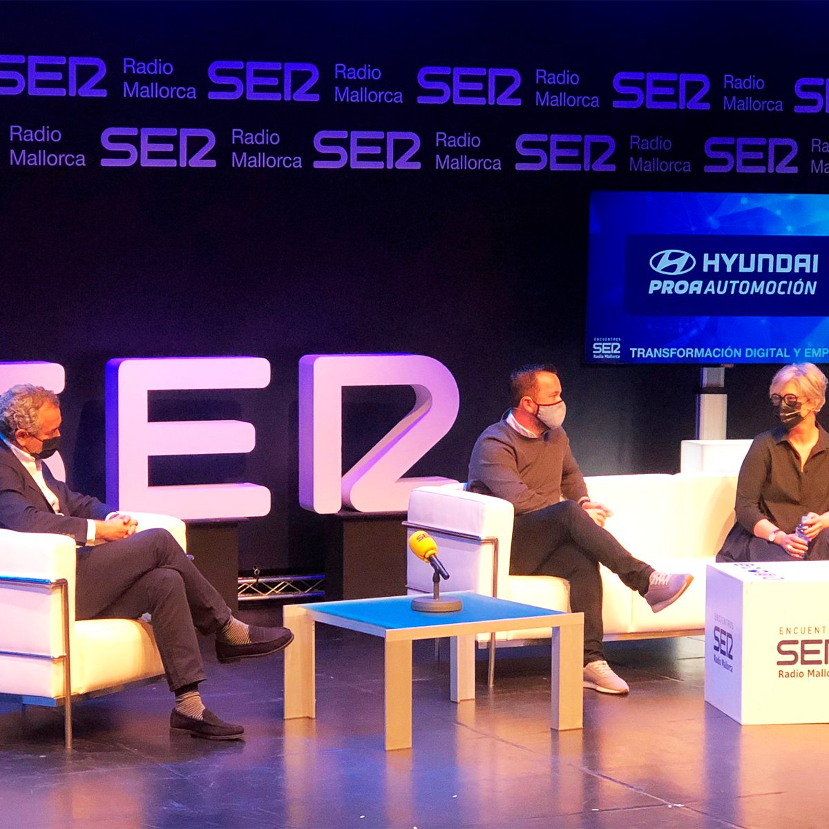 Borbalancom's tweet photo. Esta mañana hemos disfrutado hablando de #Comunicación y #MarketingDigital en el encuentro de #TransformaciónDigital y #Empresa de @SERmallorca 🤩

Nuestro CEO @bvidalt compartió mesa con @pildominguez y @xavier_march, moderada por @UsuarioArraez 🙌

#SERTransformaciónDigital https://t.co/kDvMdfTD9A