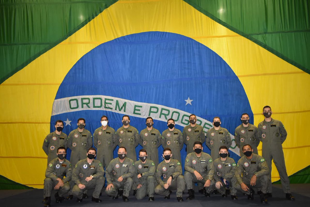 NigriRicardo's tweet photo. Encerrou-se ontem a fase OVN do Curso de Pilotos de Aeronaves 20/21. Foram voadas mais de 245 horas de voo, durante seis semanas com todos os tipos de noite e lua. O CIAvEx entrega pilotos preparados para as demandas do combate moderno.
NÓS COMBATEMOS À NOITE!!!
Aviação !!! https://t.co/2kJVAS6ru3