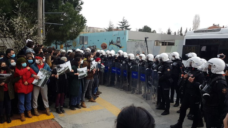 YasarAltundag's tweet photo. Tarih 25 Mart 2021. Yer Boğaziçi Üniversitesi Kuzey Kampüs Önü.

Yüz karası bir fotoğraf maalesef. Bir avuç öğrenciye yığınlarca polis. https://t.co/pSjSzo84tc