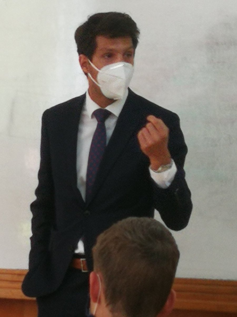 Atlantic_School's tweet photo. La transición del Colegio a la Universidad es un paso que da vértigo. Víctor Machado, alumni de @Atlantic_School, abogado, mediador y socio de @ReyesyMachado le ha contado su experiencia a los alumnos de 1BACH. ¡Ya queda menos! #AtlanticWeek #preuniversitarios 👨‍🎓👩‍🎓 https://t.co/DqZm7jkImt