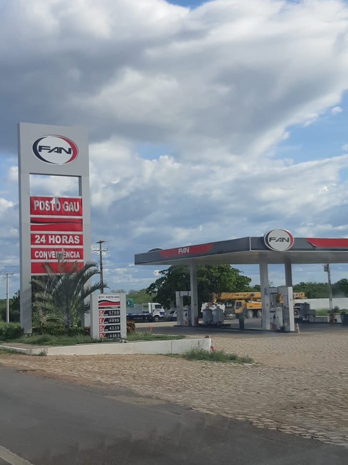 PedrooBill's tweet photo. Parabéns pelo novo empreendimento, mito! A tribo agora tem um posto com preço baixo e de qualidade. @Gaules @GaulesTv https://t.co/z9VutJ3vG5