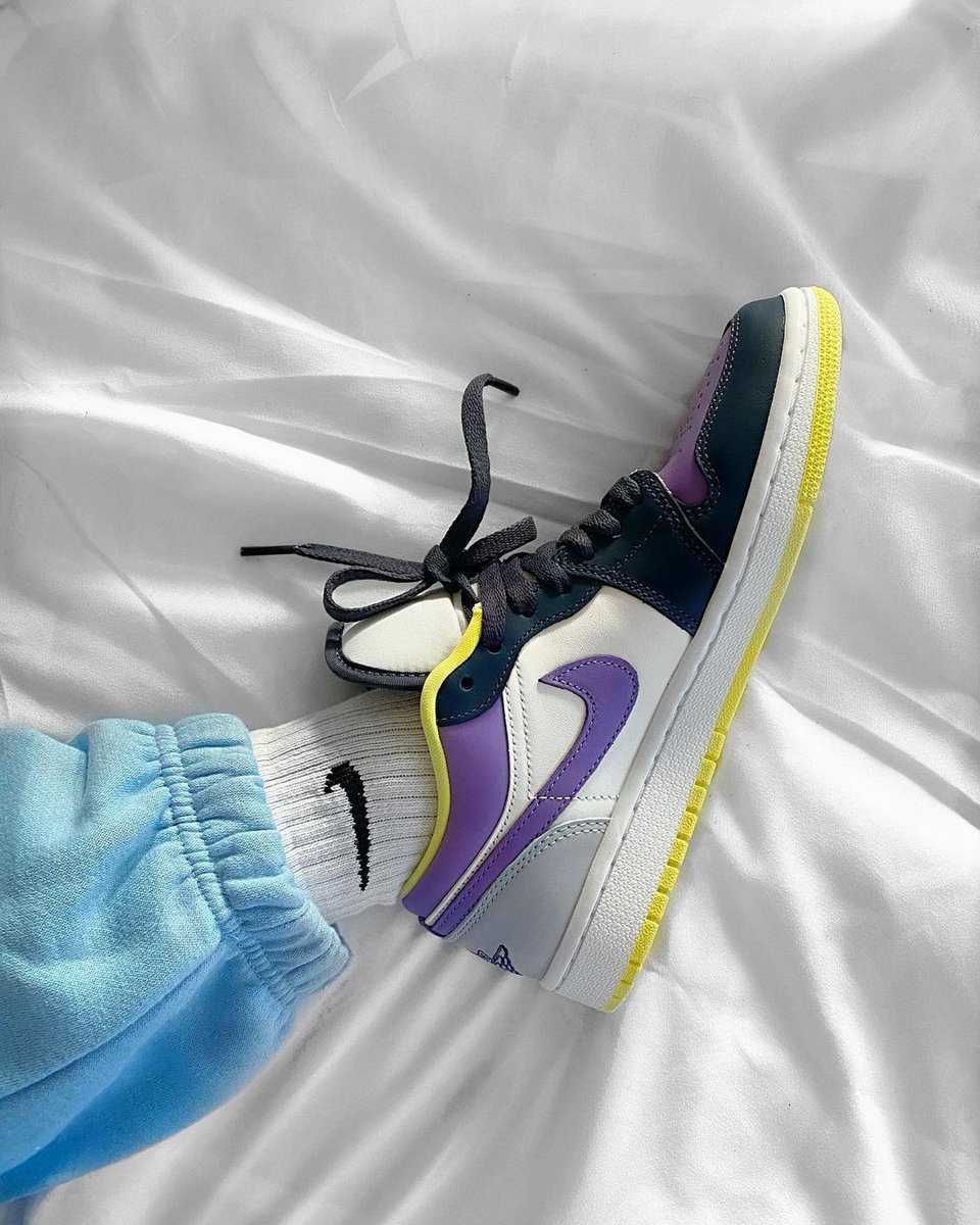 TheSoleWomens's tweet photo. Who's hoping to get their hands on this Jordan 1 Low on Saturday? ⚡️

Save the link > https://t.co/xUpYaOy4Ov

📷xprettylittlekicks https://t.co/C39NjE0nAF
