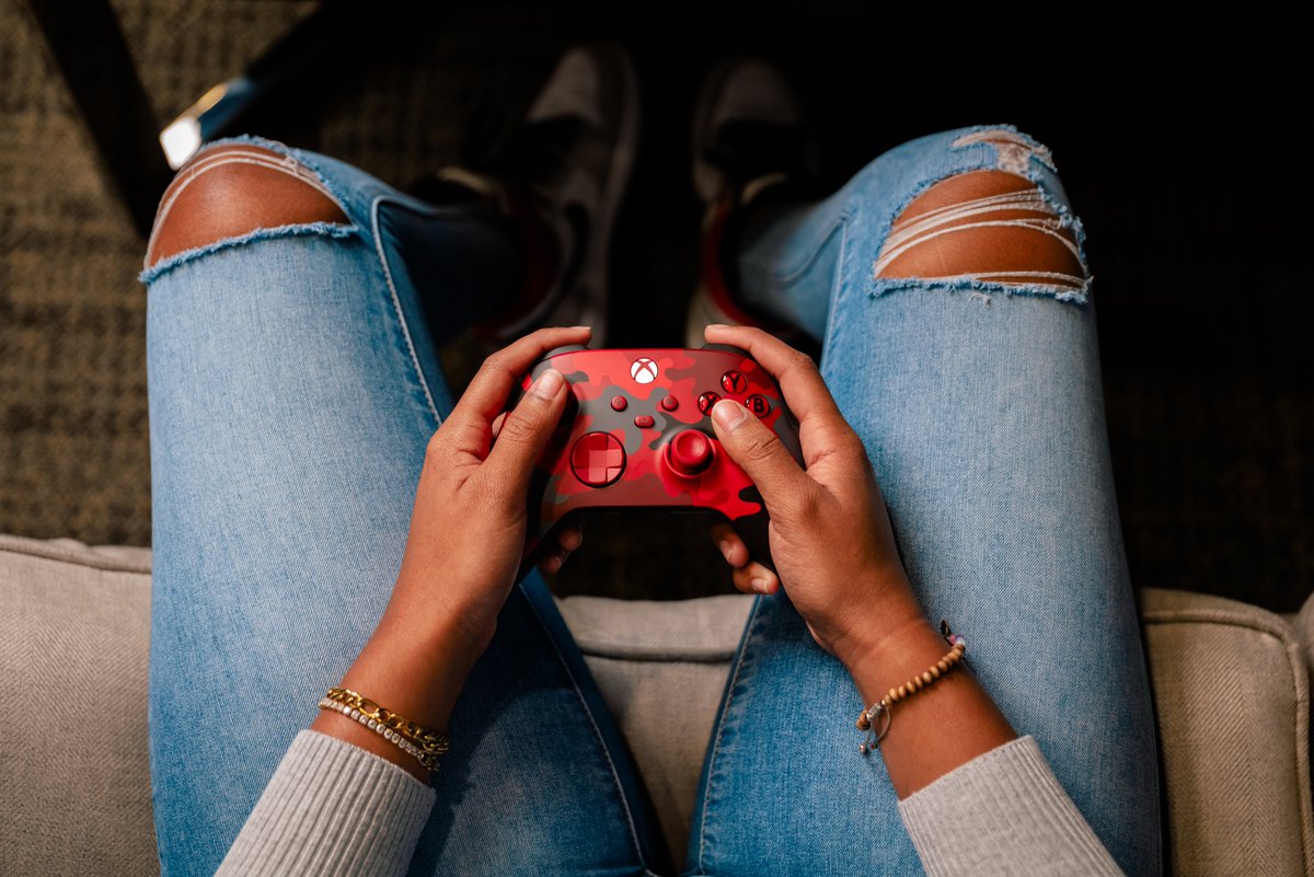 BobbyMacGee's tweet photo. Heureux de vous annoncer nos deux prochaines manettes #Xbox !
La Electric Volt d'une part💛
L'édition spéciale Daystrike Camo d'autre part ❤️
Alors vous allez craquer ? Plutôt 💛 ou ❤️? Ou les deux 😈?
Disponible fin avril 🟡 et début mai 🔴 🔥🔥🔥
#XboxSeriesX #XboxSeriesS https://t.co/cYd1ILnQ1S