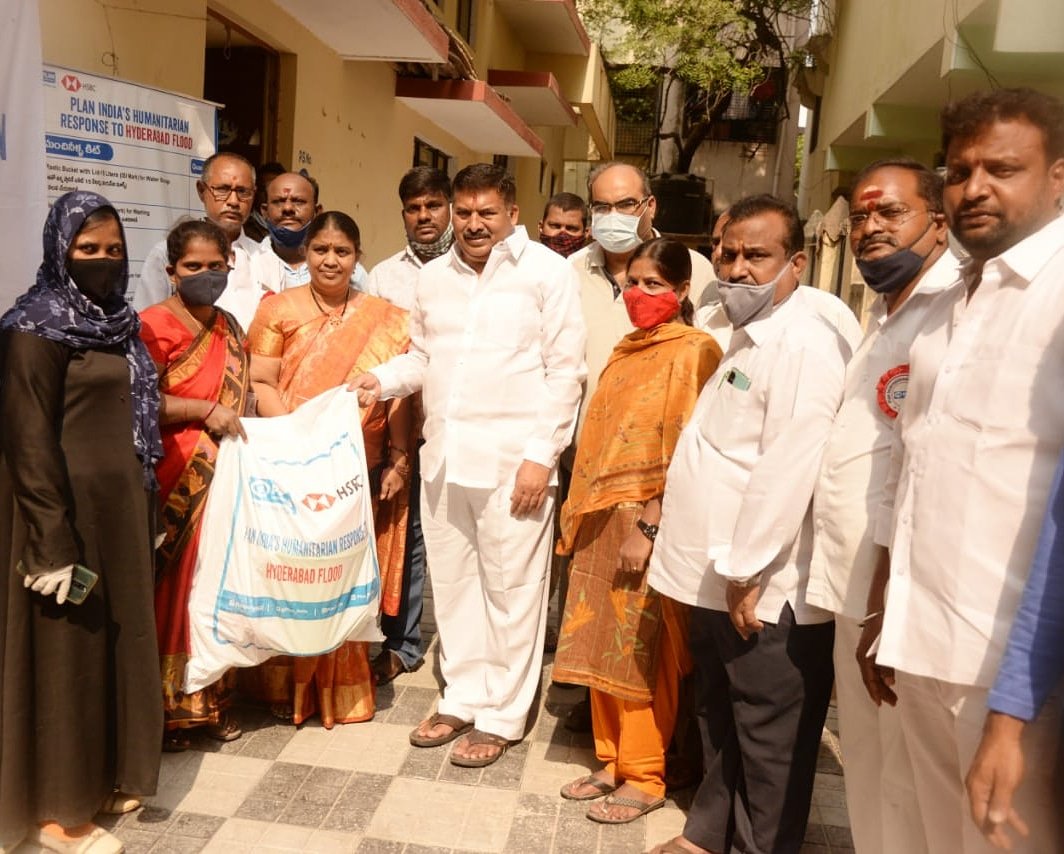 MutaGopal's tweet photo. Distributed kitchen equipments to flood victims in Jawahar Nagar community hall organised by Plan India's Humanitarian Response in Gandhi Nagar Divison along with ex Corporator Mrs. Muta Padma Naresh, TRS senior leaders and activists.
#MutaGopal #FoodVictims #Hyderabad https://t.co/98GO9pOOWX