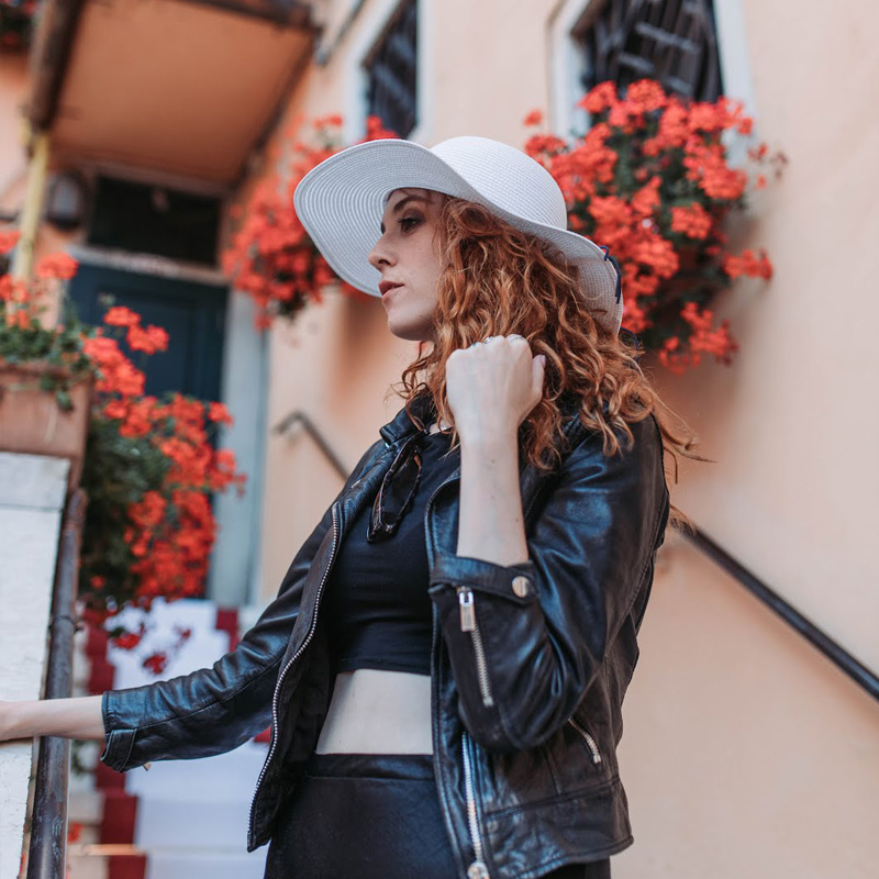 RawMirror's tweet photo. Desirée Verlangen: 

Empatía, escuchar  y crear son sus máximas. Fotógrafa profesional, apasionada del marketing y las redes sociales, es nuestra community manager, gestora de influencers y creadora de contenido. No hay campaña en RRSS que se le resista. https://t.co/swnMmx0wox