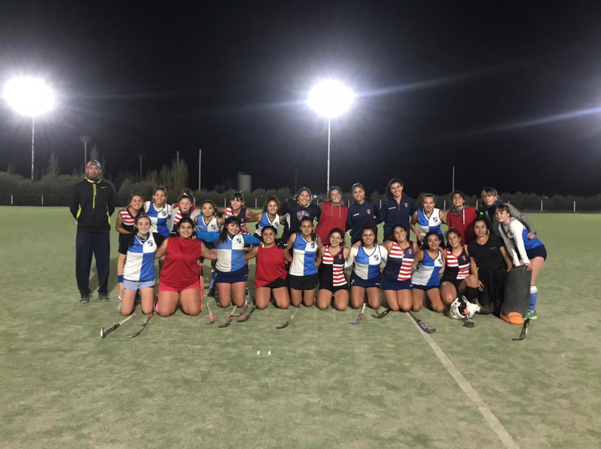 ComodoroRugby's tweet photo. Ayer tuvimos un encuentro amistoso de hockey con @chenquerc en las categorías de sub 14, 16 y 19.
Gracias por participar!!! ❤️💙

#CRC #Chenque #Hockey #Coironas https://t.co/JQmxp8GWVO