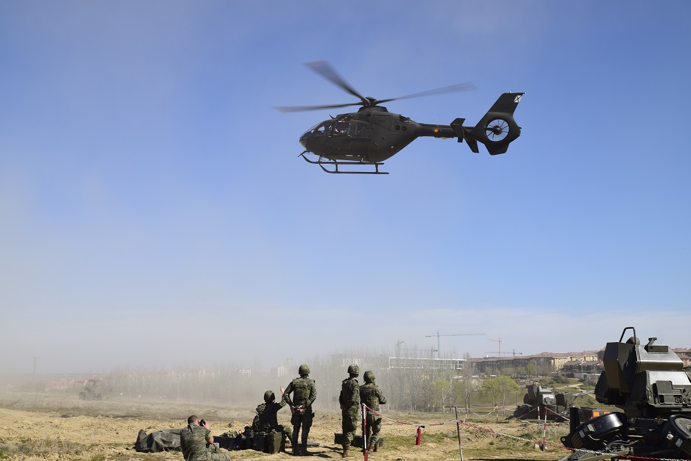 MADOC_ET's tweet photo. Sargentos alumnos de la #ACART_ET de #Segovia realizan instrucción de una Unidad de Defensa Antiaérea con material 35/90 Skydor, COAAAS-L y Mistral con apoyo de #RAAA71 #GACAPAC #GACAXII @FUTER_ET y de helicópteros de la #ACAVIET #EjércitodeTierra #Artillería #UltimaRatioRegis. https://t.co/sSl8EEEETN