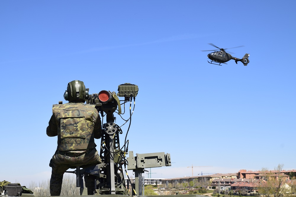 MADOC_ET's tweet photo. Sargentos alumnos de la #ACART_ET de #Segovia realizan instrucción de una Unidad de Defensa Antiaérea con material 35/90 Skydor, COAAAS-L y Mistral con apoyo de #RAAA71 #GACAPAC #GACAXII @FUTER_ET y de helicópteros de la #ACAVIET #EjércitodeTierra #Artillería #UltimaRatioRegis. https://t.co/sSl8EEEETN