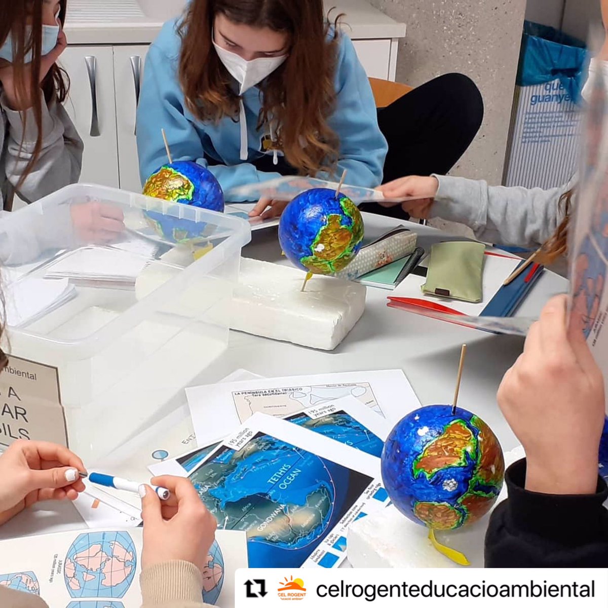 museualcover's tweet image. Per aprendre plegades escoles i museus cal la complicitat de tothom: professors, educadors i alumnes. És molt enriquidor viure jornades de treball tan intenses💪🏻🎉

#CulturaSegura #paleontology #triasic #alcover #altcamp