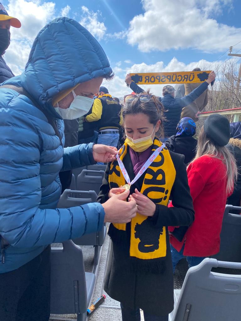 Spor siyasetten üstündür, bugün bu sevince ortak olma gayem tamamen emeğin ve özverinin şampiyonlukla taçlanmasını yürekten kutlamaktı.
Değerli sporcularımızı ,antrönör @MetinAlak ve başkan <a href="/mhalisaydogan/">Mehmet Halis AYDOGAN</a>'ı tebrik ederim.#ürgüpspor