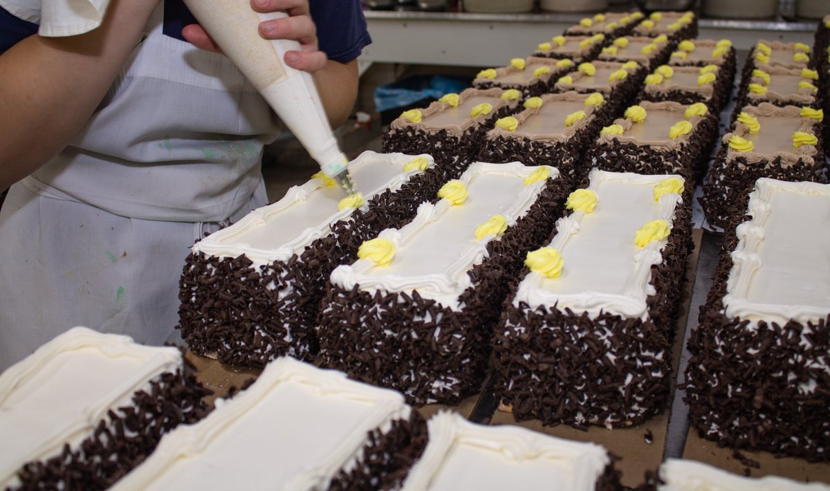Almost finished prepping the cakes! If you forgot to place an order, no problem, call ahead so that we can have your cake ready for you to pick-up today! 

#awinnipegtradition #winnipeglogcake #jeannesbakery #shoplocalmb #wpg #exploremb #wemakememories #winnipegeats