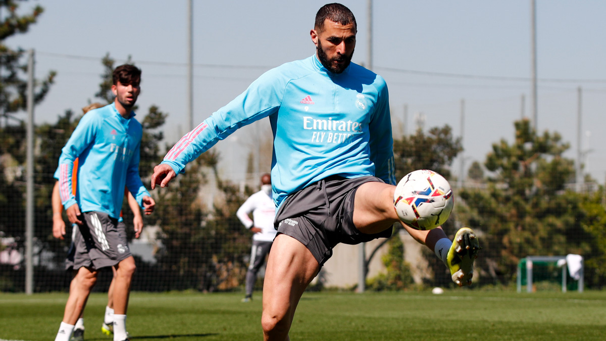 realmadrid's tweet photo. ¡👀 Puestos en ⚽! https://t.co/35ps0BtOig
