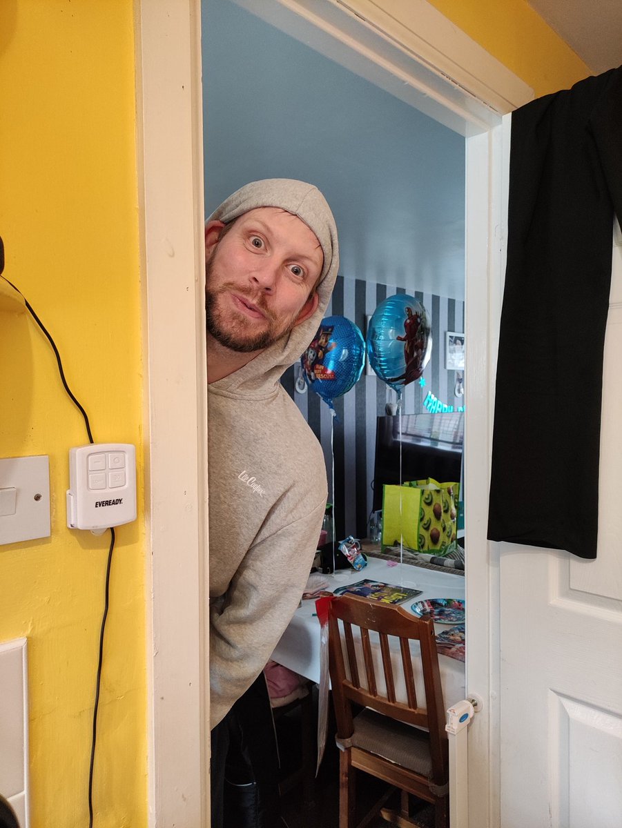 lisafarrell1980's tweet photo. Went to kitchen to get a cuppa tea turned round and saw this guy, I think he's just curious @DaftLimmy https://t.co/c2y7xEuXyF